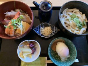 伊勢うどんと海鮮丼